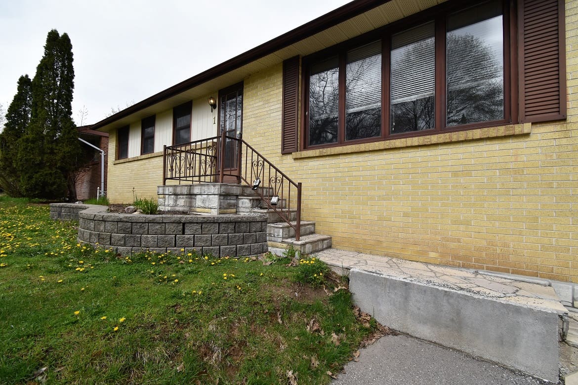 Central Barrie 3 Bedroom, 1 Bath Upper Duplex, Vine St. Renaissance