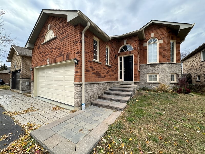 Holly, South Barrie 3 Bed, 1 Bath Upper Duplex Unit, Leslie Ave