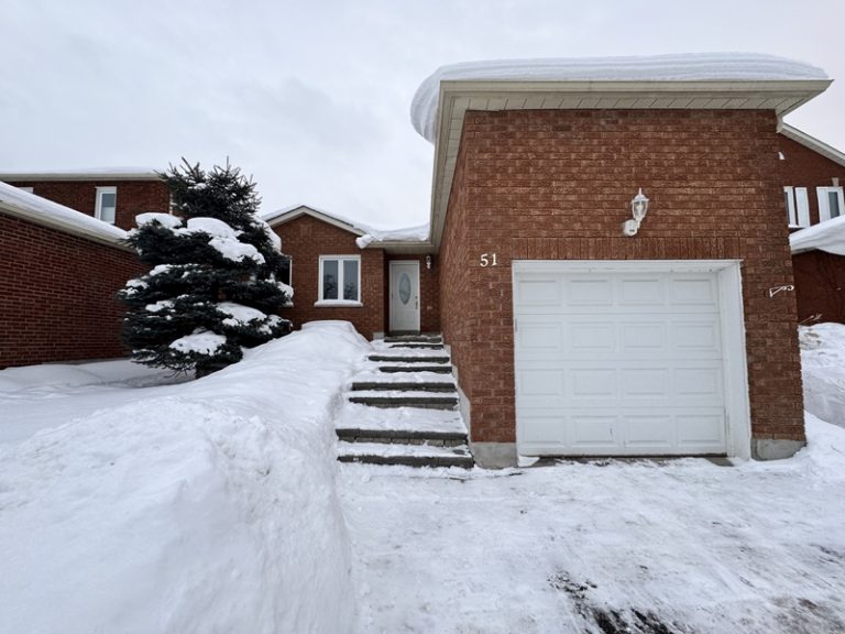 Charming 3 Bed Upper Unit in Barrie – McDougall Dr.
