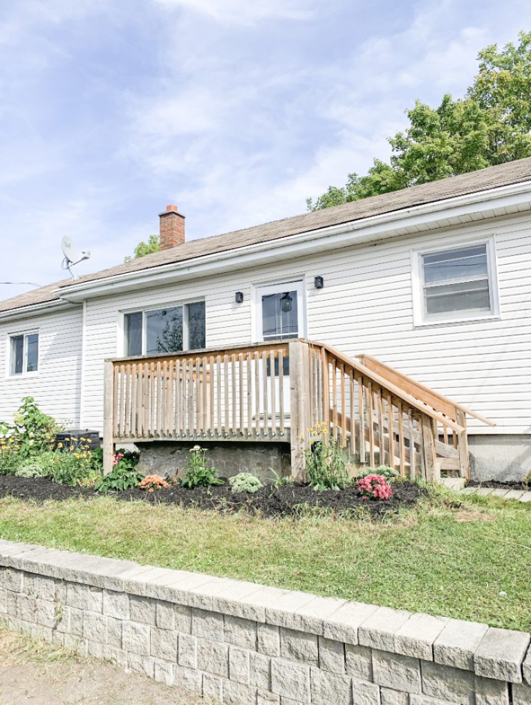 Charming 3 Bed, 1 Bath Main Floor Unit