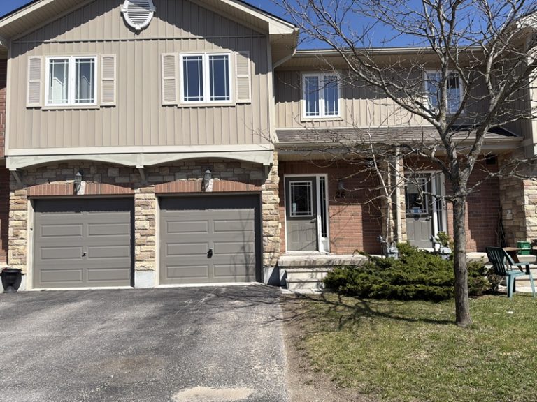 Beautiful 3 Bed, 1.5 Bath Townhome in West Barrie